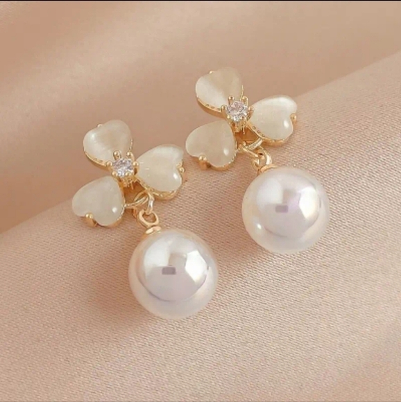 NWT Stunning White Flower Earrings With Simulate Pearl - Picture 1 of 6